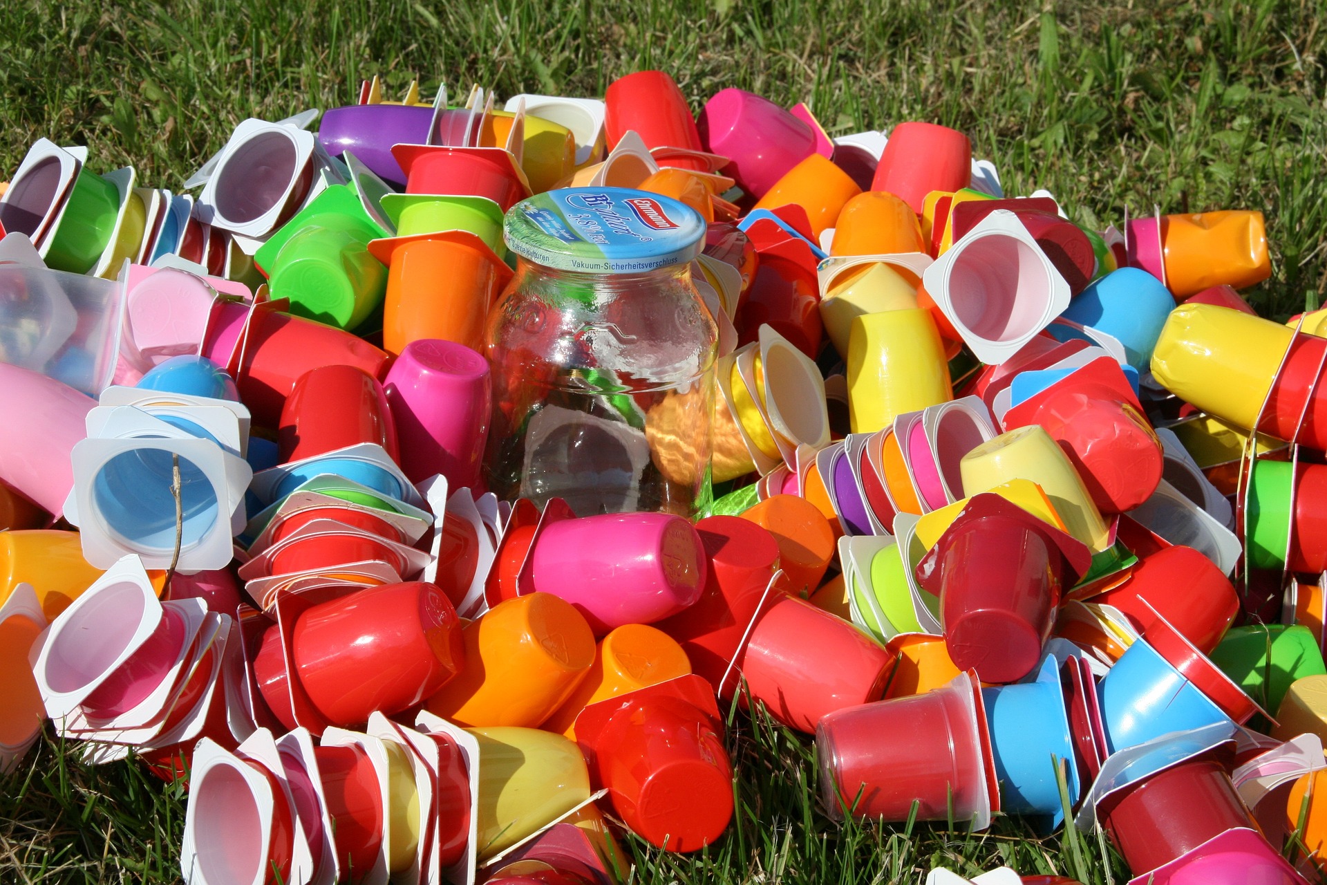 plastové odpadky venku
