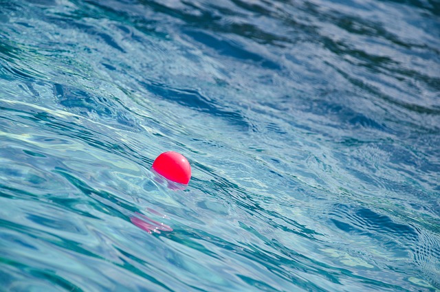 červený míček ve vodě