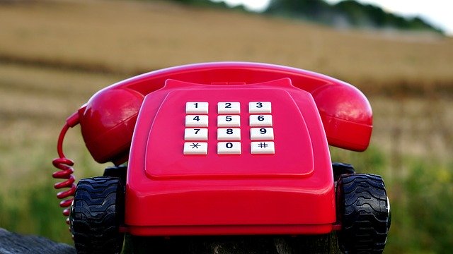starý červený telefon